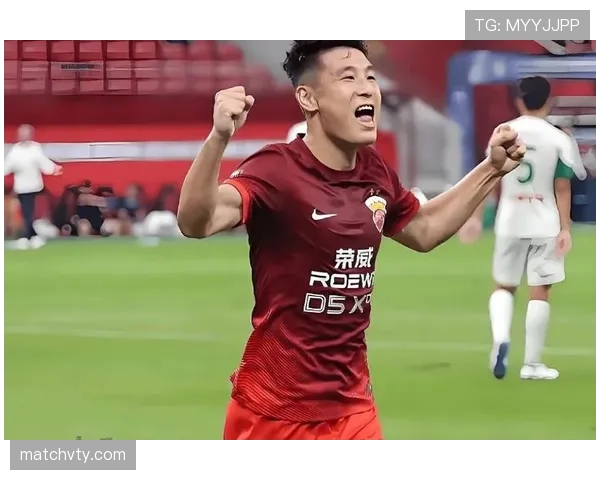 上海海港近期比赛攻防节奏改善,阵型调整后稳固后防,展现防守强度提升。 上海海港近期比赛攻防节奏改善,阵型调整后稳固后防,展现防守强度提升。
